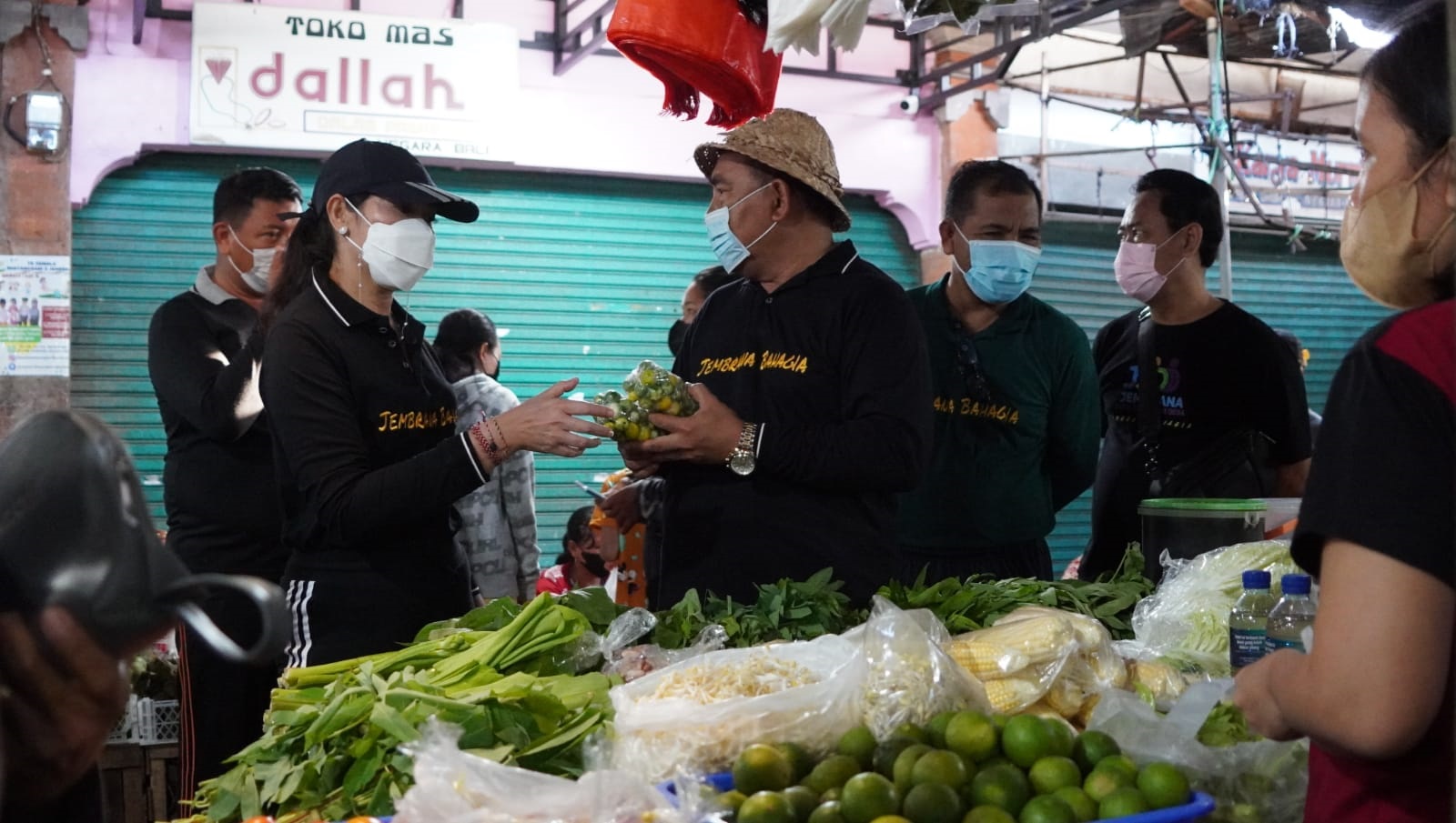 BUPATI Tamba saat melakukan pemantauan harga di Pasar Umum Negara, Jumat (29/4/2022). Foto: ist