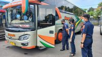 PETUGAS Dishub Buleleng memeriksa kendaraan bus angkutan mudik di halaman kantor Dishub Buleleng, Senin (18/4/2022). Foto: rik PETUGAS Dishub Buleleng memeriksa kendaraan bus angkutan mudik di halaman kantor Dishub Buleleng, Senin (18/4/2022). Foto: rik