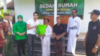 DANDIM 1619/Tabanan Letkol Inf. Ferry Adianto, saat menyerahkan hasil bedah rumah kepada warga di Banjar Belanban, Desa Petiga, Kecamatan Marga, Jumat (29/4/2022). Foto: ist DANDIM 1619/Tabanan Letkol Inf. Ferry Adianto, saat menyerahkan hasil bedah rumah kepada warga di Banjar Belanban, Desa Petiga, Kecamatan Marga, Jumat (29/4/2022). Foto: ist