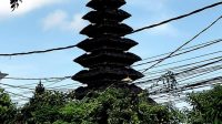 KABEL udara di Kota Denpasar semakin semrawut seiring terus bertambahnya jumlah pelanggan internet. Saling bertumpuk dan terus bertambah. Foto: ist KABEL udara di Kota Denpasar semakin semrawut seiring terus bertambahnya jumlah pelanggan internet. Saling bertumpuk dan terus bertambah. Foto: ist