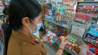 DINAS Perindustrian, Perdagangan, Koperasi (Disperindagkop) dan UKM Karangasem melakukan sidak penjualan makanan Kinder Joy yang dilarang beredar oleh BPOM, Senin (18/4/2022). Foto: ist DINAS Perindustrian, Perdagangan, Koperasi (Disperindagkop) dan UKM Karangasem melakukan sidak penjualan makanan Kinder Joy yang dilarang beredar oleh BPOM, Senin (18/4/2022). Foto: ist