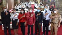 BUPATI Suwirta membuka kegiatan pelatihan dan uji sertifikasi kompetensi kasir di Desa Bakas, Senin (18/4/2022). Foto: ist BUPATI Suwirta membuka kegiatan pelatihan dan uji sertifikasi kompetensi kasir di Desa Bakas, Senin (18/4/2022). Foto: ist