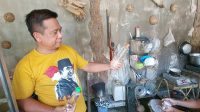 ANGGOTA DPRD Karangasem, I Nyoman Sumadi, menunjukkan minyak kelapa hasil produksi perajin minyak goreng dan VCO di Desa Pesedahan, Manggis. Foto: ist ANGGOTA DPRD Karangasem, I Nyoman Sumadi, menunjukkan minyak kelapa hasil produksi perajin minyak goreng dan VCO di Desa Pesedahan, Manggis. Foto: ist