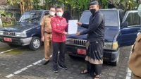 DPC Jagabaya Dulang Mangap Kabupaten Klungkung menerima hibah barang milik daerah berupa satu unit kendaraan roda empat di halaman belakang Kantor Bupati Klungkung, Senin (18/4/2022). Foto: ist DPC Jagabaya Dulang Mangap Kabupaten Klungkung menerima hibah barang milik daerah berupa satu unit kendaraan roda empat di halaman belakang Kantor Bupati Klungkung, Senin (18/4/2022). Foto: ist