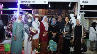 KETUA Dekranasda NTB Hj. Niken Saptarini Widyawati Zulkieflimansyah bersama enam disainer NTB saat menghadiri Muffest+ 2022 di Jakarta. Foto: ist KETUA Dekranasda NTB Hj. Niken Saptarini Widyawati Zulkieflimansyah bersama enam disainer NTB saat menghadiri Muffest+ 2022 di Jakarta. Foto: ist