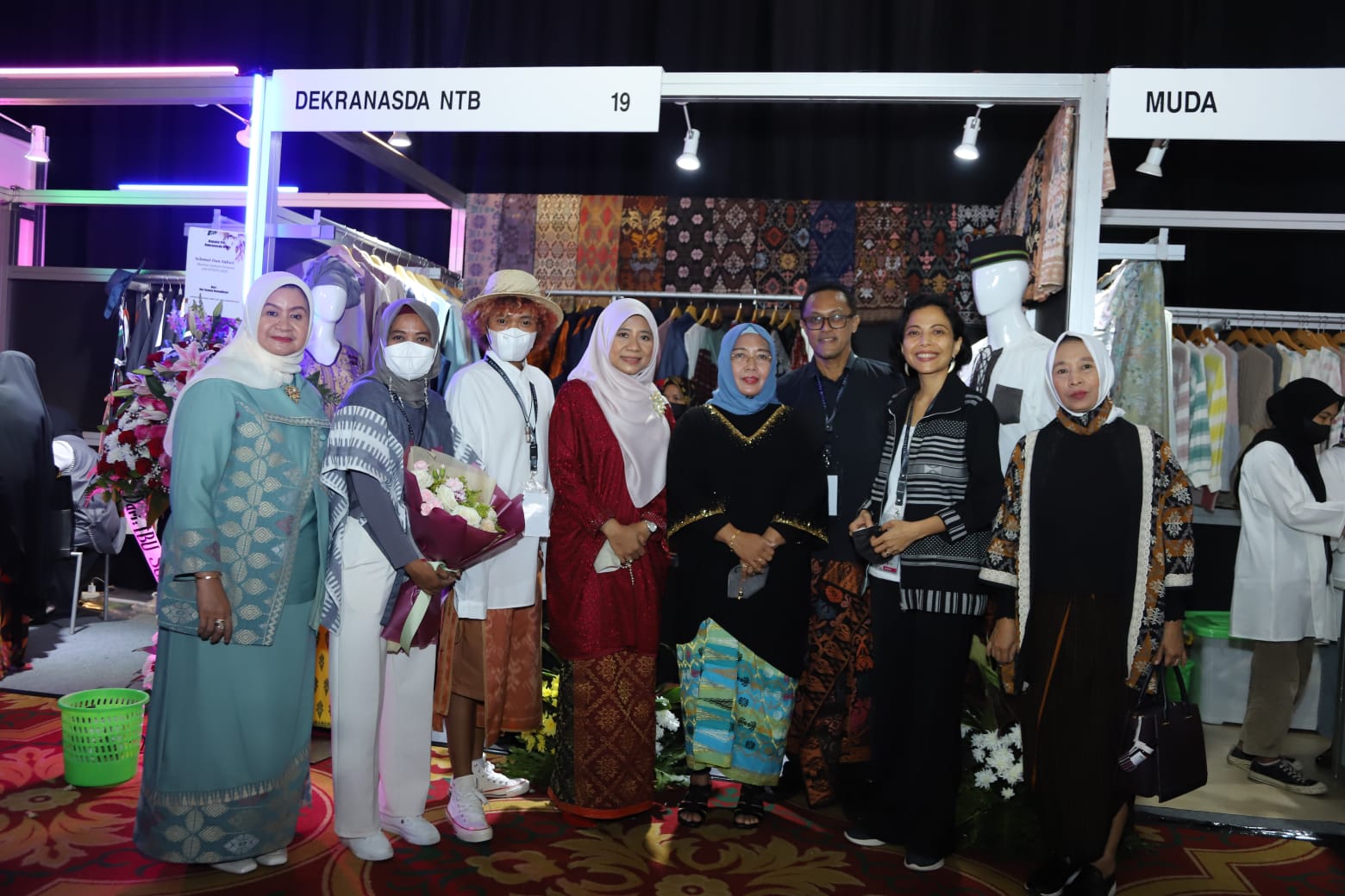 KETUA Dekranasda NTB Hj. Niken Saptarini Widyawati Zulkieflimansyah bersama enam disainer NTB saat menghadiri Muffest+ 2022 di Jakarta. Foto: ist