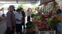 CAMAT Denpasar Timur, I Made Tirana, saat memantau ketersediaan bahan pokok di pasar tradisional di wilayah Kelurahan Penatih, Kamis (21/4/2022). Foto: ist CAMAT Denpasar Timur, I Made Tirana, saat memantau ketersediaan bahan pokok di pasar tradisional di wilayah Kelurahan Penatih, Kamis (21/4/2022). Foto: ist