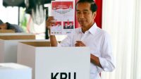PRESIDEN Joko Widodo menunjukkan surat suara sebelum menggunakan hak pilihnya di TPS 008, Gambir, Jakarta, pada Pilpres 2019. Presiden Jokowi menegaskan tidak akan menunda Pemilu 2024 dan memperpanjang masa jabatan Presiden 3 periode. Foto: net PRESIDEN Joko Widodo menunjukkan surat suara sebelum menggunakan hak pilihnya di TPS 008, Gambir, Jakarta, pada Pilpres 2019. Presiden Jokowi menegaskan tidak akan menunda Pemilu 2024 dan memperpanjang masa jabatan Presiden 3 periode. Foto: net