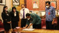 PENANDATANGANAN kesepakatan bersama antara Pemkab Tabanan dan beberapa universitas di Bali, saat audiensi dengan Bupati Sanjaya di Kantor Bupati Tabanan, Senin (18/4/2022). Foto: ist PENANDATANGANAN kesepakatan bersama antara Pemkab Tabanan dan beberapa universitas di Bali, saat audiensi dengan Bupati Sanjaya di Kantor Bupati Tabanan, Senin (18/4/2022). Foto: ist