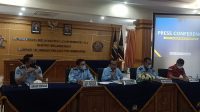 KONFERENSI pers yang digelar di Kantor Imigrasi Kelas I Khusus Denpasar terkait video bugil WNA asal Kanada bernama Jeffrey Douglas Craige (33), Senin (25/4/2022). Dari pemeriksaan petugas, WNA itu dinyatakan terbukti melanggar aturan hukum dan akan segera dideportasi. Foto: ist KONFERENSI pers yang digelar di Kantor Imigrasi Kelas I Khusus Denpasar terkait video bugil WNA asal Kanada bernama Jeffrey Douglas Craige (33), Senin (25/4/2022). Dari pemeriksaan petugas, WNA itu dinyatakan terbukti melanggar aturan hukum dan akan segera dideportasi. Foto: ist