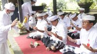 BUPATI Sanjaya bersama jajaran OPD Tabanan melakukan persembahyangan di Pura Luhur Batukau, Desa Wongaya Gede, Kecamatan Penebel, Sabtu (16/4/2022). Foto: ist BUPATI Sanjaya bersama jajaran OPD Tabanan melakukan persembahyangan di Pura Luhur Batukau, Desa Wongaya Gede, Kecamatan Penebel, Sabtu (16/4/2022). Foto: ist