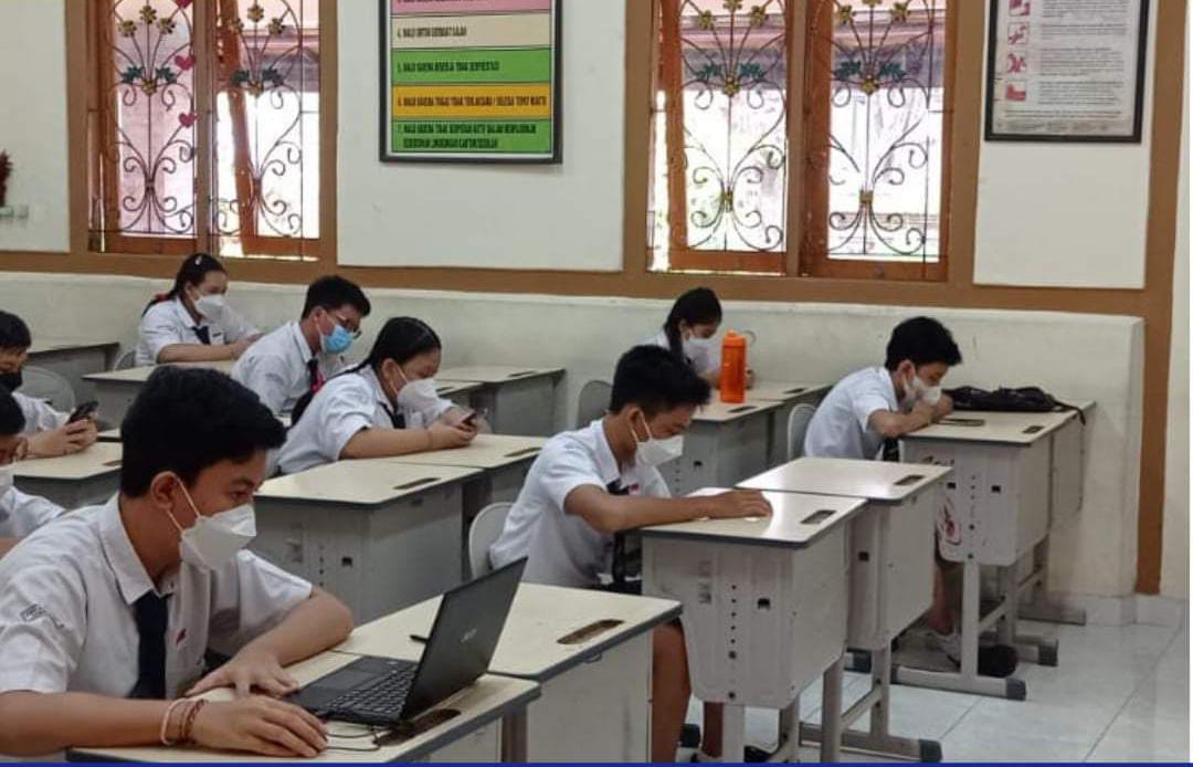SISWA SMPN 1 Denpasar saat mengikuti Ujian Sekolah via daring di sekolah, Senin (18/4/2022)