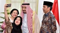 MOMEN pertemuan Megawati Soekarnoputri dengan Raja Salman bin Abdulaziz Al Saud tak sekadar dilewati dengan foto bergaya formal. Pertemuan istimewa ini juga diabadikan dalam sesi foto wefie. Ada Megawati, Puan Maharani, Presiden Joko Widodo dan tentunya Raja Salman yang berfoto bersama di Istana Merdeka, Kamis (2/3/2017). Dari foto yang dikirimkan fotografer presiden, Agus Suparto, tampak pose semringah saat Mega, Raja Salman, Jokowi dan Puan berfoto bersama. Foto: ist MOMEN pertemuan Megawati Soekarnoputri dengan Raja Salman bin Abdulaziz Al Saud tak sekadar dilewati dengan foto bergaya formal. Pertemuan istimewa ini juga diabadikan dalam sesi foto wefie. Ada Megawati, Puan Maharani, Presiden Joko Widodo dan tentunya Raja Salman yang berfoto bersama di Istana Merdeka, Kamis (2/3/2017). Dari foto yang dikirimkan fotografer presiden, Agus Suparto, tampak pose semringah saat Mega, Raja Salman, Jokowi dan Puan berfoto bersama. Foto: ist