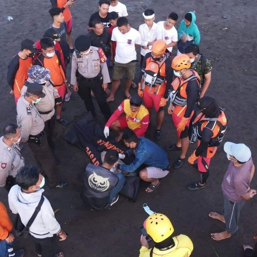 PROSES evakuasi jenazah korban terseret arus di Pantai Lembeng, Ketewel, Gianyar, Sabtu (9/4/2022).