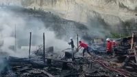 petugas damkar saat mengamankan bangunan yang terbakar di Pantai Melasti