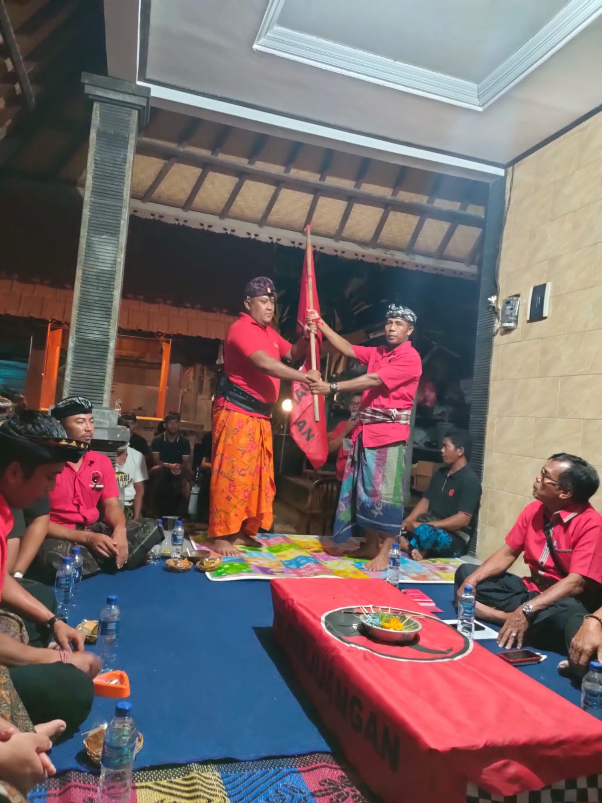 PENGUKUHAN Pengurus Ranting PDI Perjuangan Desa Baha, Mengwi Badung. Foto: ayu