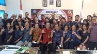 KABID Pembinaan SMP Disdikpora Kota Denpasar, AA Putu Gede Astara, foto bersama Kasek Nyoman Duma Asmaranata, Ketut Tanu, dan para guru saat workshop Implementasi Kurikulum Merdeka, Jumat (27/5/2022). Foto: tra KABID Pembinaan SMP Disdikpora Kota Denpasar, AA Putu Gede Astara, foto bersama Kasek Nyoman Duma Asmaranata, Ketut Tanu, dan para guru saat workshop Implementasi Kurikulum Merdeka, Jumat (27/5/2022). Foto: tra
