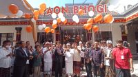 KETUT Suarya; didampingi Nengah Madiadnyana, IGB Wiadnyana dan undangan lainnya meluncurkan Teaching Factory “Paon Bhogi” SMK PGRI 4 Denpasar, Senin (30/5/2022) ditandai dengan pelepasan balon dan pengguntingan pita. Foto: tra KETUT Suarya; didampingi Nengah Madiadnyana, IGB Wiadnyana dan undangan lainnya meluncurkan Teaching Factory “Paon Bhogi” SMK PGRI 4 Denpasar, Senin (30/5/2022) ditandai dengan pelepasan balon dan pengguntingan pita. Foto: tra