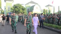 PANGLIMA TNI Jenderal TNI Andika Perkasa bersama istri saat tiba di Makorem 162/WB di Jalan Lingkar Selatan, Kota Mataram. Foto: ist