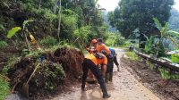 PETUGAS BPBD Karangasem membersihkan material longsoran di ruas jalan Banjar Dinas Bakung Pagubugan, Kecamatan Manggis menuju Banjar Dinas Putung, Desa Duda Timur, Kecamatan Selat. Foto: ist PETUGAS BPBD Karangasem membersihkan material longsoran di ruas jalan Banjar Dinas Bakung Pagubugan, Kecamatan Manggis menuju Banjar Dinas Putung, Desa Duda Timur, Kecamatan Selat. Foto: ist