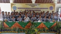 KADISDIKPORA Kota Denpasar, AA Gede Wiratama, foto bersama dengan I Gusti Ngurah Pariadnyana, dan para guru saat membuka worskhop Review Kurikulum 2013 serta Implementasi Kurikulum Merdeka di SMPN 12 Denpasar. Foto: tra KADISDIKPORA Kota Denpasar, AA Gede Wiratama, foto bersama dengan I Gusti Ngurah Pariadnyana, dan para guru saat membuka worskhop Review Kurikulum 2013 serta Implementasi Kurikulum Merdeka di SMPN 12 Denpasar. Foto: tra