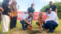 PRESIDEN (CEO) Lombok FC, H. Bambang Kristiono; didampingi istri, Hj Dian HBK saat melakukan groundbreaking pembangunan lapangan sepak bola Lombok FC di Penghulu Agung, Kecamatan Ampenan, Kota Mataram. Foto: ist PRESIDEN (CEO) Lombok FC, H. Bambang Kristiono; didampingi istri, Hj Dian HBK saat melakukan groundbreaking pembangunan lapangan sepak bola Lombok FC di Penghulu Agung, Kecamatan Ampenan, Kota Mataram. Foto: ist
