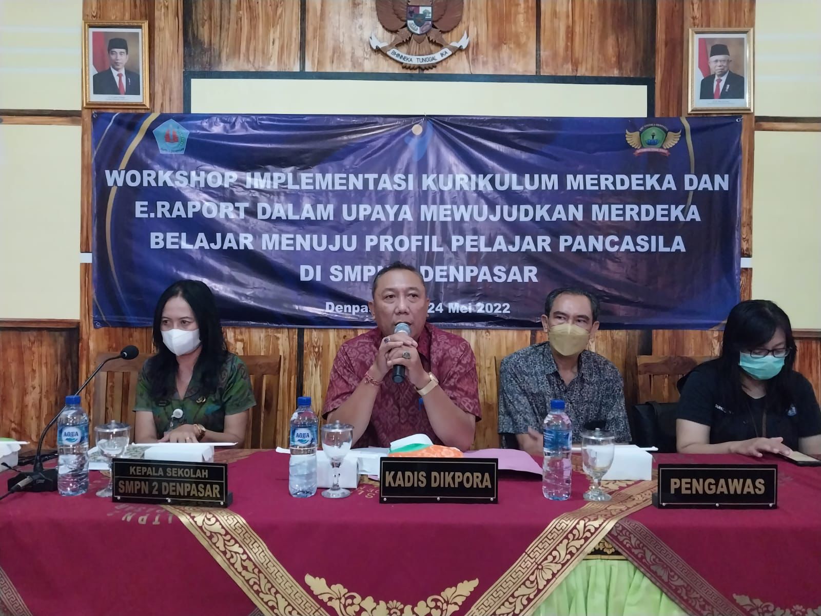 KADISDIKPORA Kota Denpasar, AA Gede Wiratama; didampingi I Gusti Agung Ayu Made Seni Wati, saat membuka workshop Kurikulum Merdeka di SMPN 2 Denpasar, Sabtu (21/5) lalu.