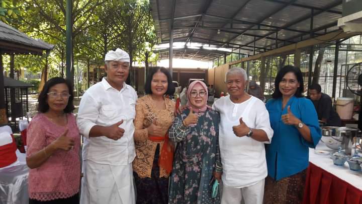 ANGGOTA DPR RI, Rachmat Hidayat (dua kanan); didampingi istri, Putu Selly Andayani, saat menerima sejumlah tamu dari kalangan lintas agama dalam open house Idul Fitri di kediamannya di Kota Mataram, Rabu (4/5/2022). Foto: ist