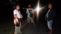 ANGGOTA Polsek Gerokgak ketika mendatangi lokasi kejadian jambret