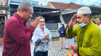 BAMBANG Kristiono (kiri) saat menyerahkan bantuan sarung kepada warga kurang mampu di Pulau Lombok. Foto: rul BAMBANG Kristiono (kiri) saat menyerahkan bantuan sarung kepada warga kurang mampu di Pulau Lombok. Foto: rul