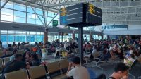 PENUMPANG di Bandara Lombok terlihat cukup ramai dan padat di musim liburan Lebaran tahun ini. Foto: ist