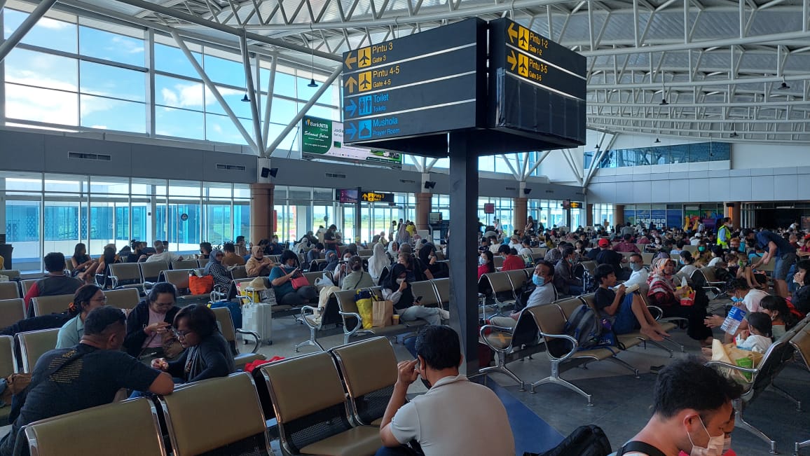 PENUMPANG di Bandara Lombok terlihat cukup ramai dan padat di musim liburan Lebaran tahun ini. Foto: ist