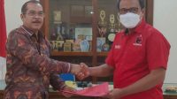 KEPALA Badan Kesbangpol Provinsi Bali, Dewa Putu Mantera; (kiri) menyerahkan secara simbolis bantuan keuangan parpol kepada IB Kresna Dhana dari PDIP Bali, Senin (9/5/2022). Foto: ist KEPALA Badan Kesbangpol Provinsi Bali, Dewa Putu Mantera; (kiri) menyerahkan secara simbolis bantuan keuangan parpol kepada IB Kresna Dhana dari PDIP Bali, Senin (9/5/2022). Foto: ist