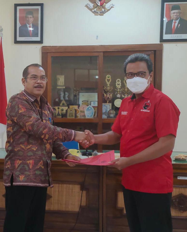 KEPALA Badan Kesbangpol Provinsi Bali, Dewa Putu Mantera; (kiri) menyerahkan secara simbolis bantuan keuangan parpol kepada IB Kresna Dhana dari PDIP Bali, Senin (9/5/2022). Foto: ist