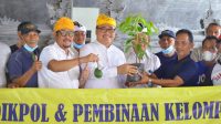 SUGAWA Korry saat membagikan bibit alpukat kepada petani di Desa Bongancina, Busungbiu, Buleleng. Foto: ist SUGAWA Korry saat membagikan bibit alpukat kepada petani di Desa Bongancina, Busungbiu, Buleleng. Foto: ist