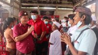 BUPATI Gede Dana saat turun ke masyarakat pada kegiatan Bupati Menyapa selama cuti bersama Idul Fitri. Dari aspirasi yang disampaikan warga, sebagian besar terkait pembangunan infrastruktur jalan penghubung antardesa dan antarkecamatan, selain aspirasi lainnya. Foto: ist BUPATI Gede Dana saat turun ke masyarakat pada kegiatan Bupati Menyapa selama cuti bersama Idul Fitri. Dari aspirasi yang disampaikan warga, sebagian besar terkait pembangunan infrastruktur jalan penghubung antardesa dan antarkecamatan, selain aspirasi lainnya. Foto: ist