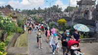 KUNJUNGAN wisatawan pada masa libur Lebaran melonjak ke objek wisata di Bangli, melonjak hingga 300 persen. Tampak wisatawan saat mengunjungi Desa Wisata Penglipuran. Foto: ist KUNJUNGAN wisatawan pada masa libur Lebaran melonjak ke objek wisata di Bangli, melonjak hingga 300 persen. Tampak wisatawan saat mengunjungi Desa Wisata Penglipuran. Foto: ist