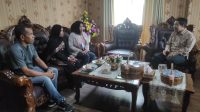 ERNAWATI saat menceritakan kisahnya di ruangan Pj Sekda KLU Anding Duwi Cahyadi. Foto: ist ERNAWATI saat menceritakan kisahnya di ruangan Pj Sekda KLU Anding Duwi Cahyadi. Foto: ist