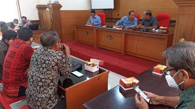 RAPAT finalisasi Juknis PPDB Tahun Pelajaran 2022/2023 antara Disdikpora Kota Denpasar dengan jajaran Komisi 4 DPRD Kota Denpasar, Selasa (17/5/2022). Foto: tra