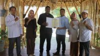 SEKRETARIS DPD Partai Gerindra NTB, Ali Utsman Ahim (tiga kiri), saat menyerahkan SK Wakil Ketua DPRD Kota Mataram kepada Abdul Rahman, disaksikan para anggota Fraksi Gerindra DPRD Mataram, Kamis (12/5/2022) petang. Foto: rul
