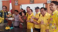 DPD Partai Golkar Karangasem menyerahkan bingkisan dan karangan bunga kepada nakes di RSUD Karangasem, Jumat (27/5/2022). Foto: nad DPD Partai Golkar Karangasem menyerahkan bingkisan dan karangan bunga kepada nakes di RSUD Karangasem, Jumat (27/5/2022). Foto: nad