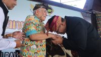 GUBERNUR NTB, Zulkieflimansyah, mencium tangan mantan Gubernur HL Serinata yang masuk sebagai salah satu tokoh sangat dihormati warga Suku Sasak, Minggu (15/5/2022). Foto: ist