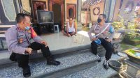 KAPOLSEK Gianyar, Kompol I Gede Putu Putra Astawa, membesuk Aiptu I Wayan Astawa di rumahnya di Lingkungan Sangging, Kelurahan Gianyar. Foto: ist KAPOLSEK Gianyar, Kompol I Gede Putu Putra Astawa, membesuk Aiptu I Wayan Astawa di rumahnya di Lingkungan Sangging, Kelurahan Gianyar. Foto: ist