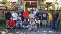 KETUA DPRD Karangasem, I Wayan Suastika, foto bersama usai arung jeram di Sungai Telagawaja, Rendang, Minggu (22/5/2022). Foto: ist KETUA DPRD Karangasem, I Wayan Suastika, foto bersama usai arung jeram di Sungai Telagawaja, Rendang, Minggu (22/5/2022). Foto: ist