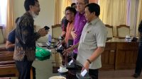 KETUA Komisi 3, AAN Adhi Ardhana (dua kanan), saat diskusi dengan perwakilan Dinas Perikanan dan Kelautan Provinsi Bali usai rapat kerja di DPRD Bali, Selasa (10/5/2022). Foto: hen KETUA Komisi 3, AAN Adhi Ardhana (dua kanan), saat diskusi dengan perwakilan Dinas Perikanan dan Kelautan Provinsi Bali usai rapat kerja di DPRD Bali, Selasa (10/5/2022). Foto: hen