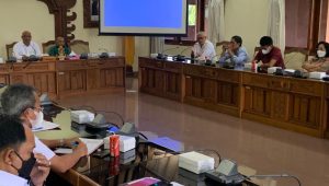 LEGISLATOR Ketut "Boping" Suryadi (empat kanan) saat memberi masukan pada rapat kerja Komisi 4 DPRD Bali dengan OPD terkait terkait penanganan orang dengan gangguan jiwa, Rabu (11/5/2022). Foto: hen