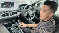 MANAJER Operasional Mazda Kuta Bali, Wahyudi, menjelaskan fitur-fitur terbaru dari Mazda CX-5 tipe Elite. Foto: ist MANAJER Operasional Mazda Kuta Bali, Wahyudi, menjelaskan fitur-fitur terbaru dari Mazda CX-5 tipe Elite. Foto: ist