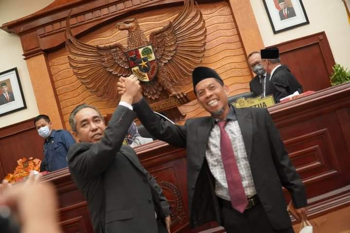 MORI Hanafi (kiri) dan Abdul Hadi, dua wakil ketua DPRD NTB yang diganti partainya masing-masing. Foto: ist