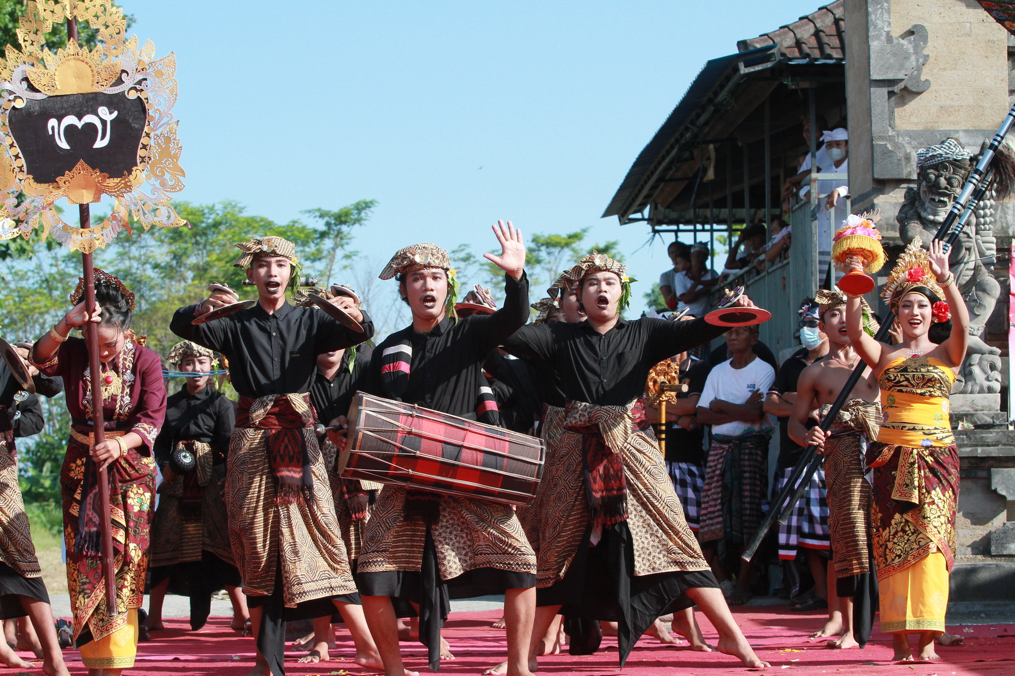DESA Adat Banjarangkan menggelar Parade Baleganjur Kreasi di Jaba Pura Dalem Setra Delodan, Desa Adat Banjarangkan, Minggu (15/5/2022). Foto: ist
