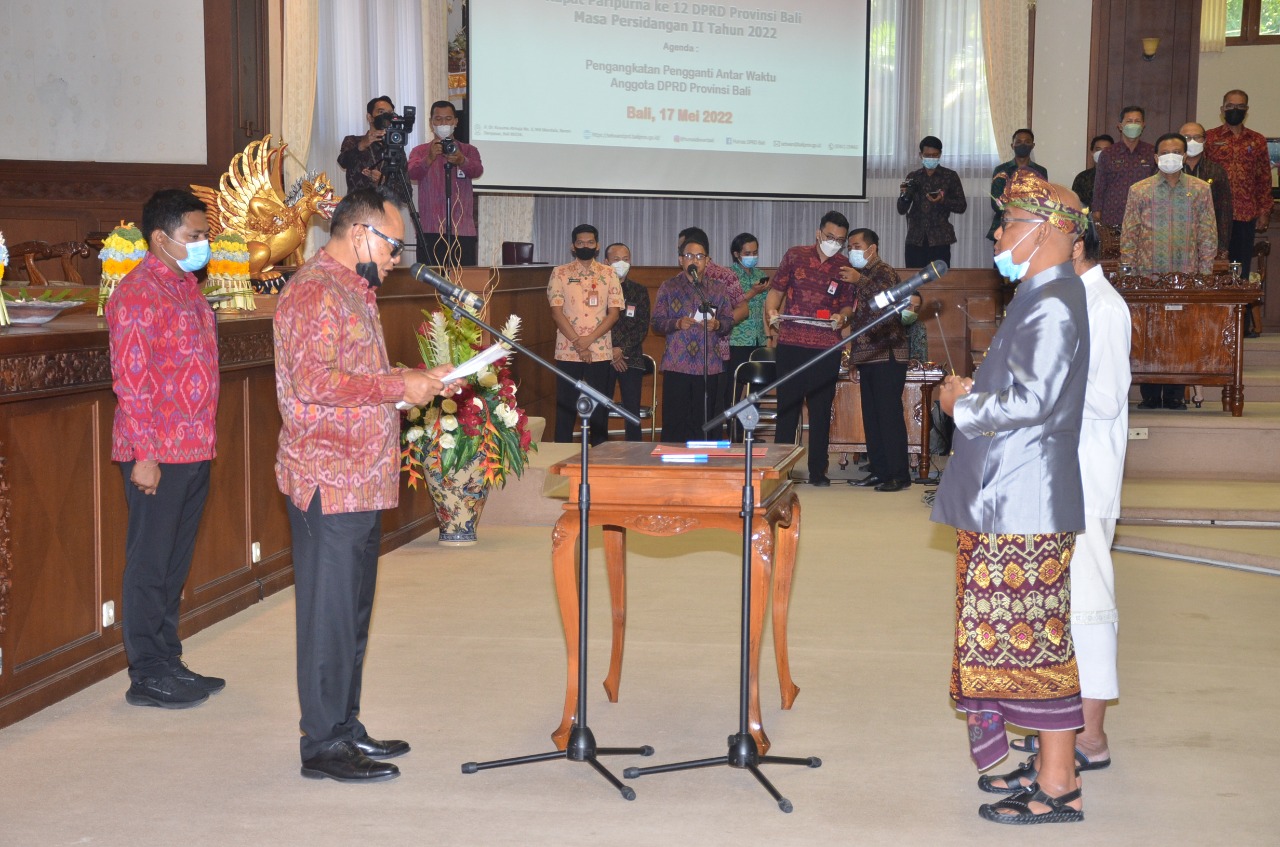 DEWA Nyoman Rai (kanan) mengucapkan sumpah jabatan saat dilantik Ketua DPRD Bali, Nyoman Adi Wiryatama (kiri). Foto: ist
